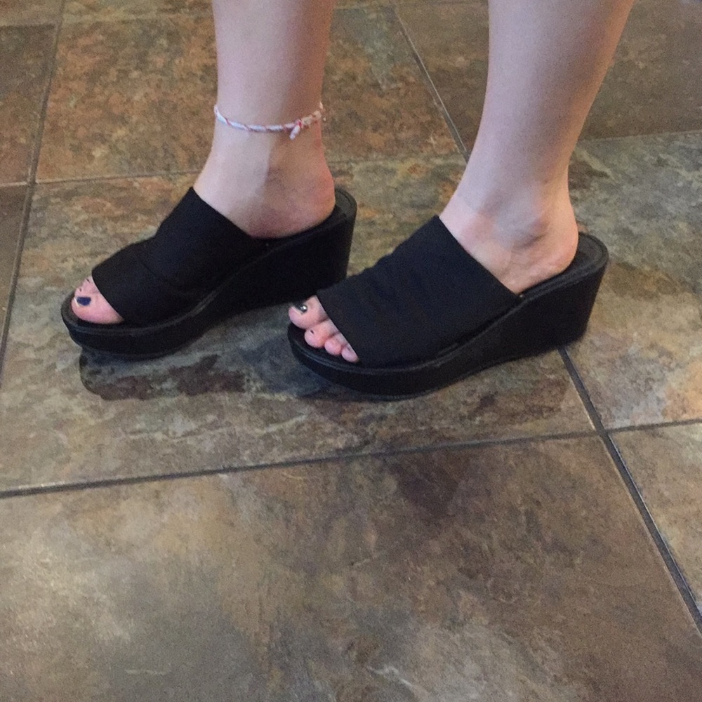 Black wedge